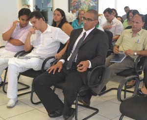Adenilson Lima - de terno - acompanha a reunião da Regional da Saúde