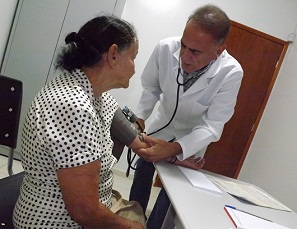 Jardel Sebba avalia saúde de moradora de Santo Antônio do Rio Verde