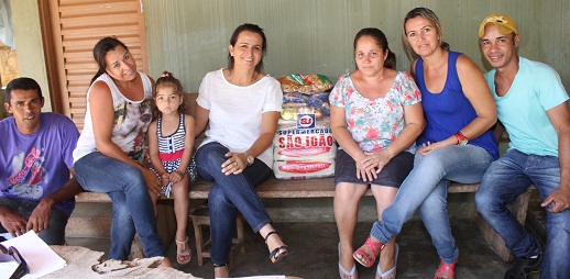Maria Rita e a filha recebem os alimentos da secretaria de Ação e Promoção Social.