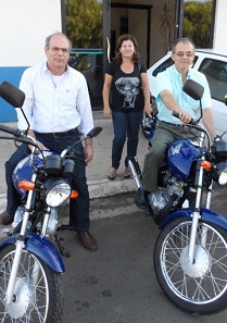 Chahadeh e Diretores Prado e Cidinha mostram as motos que serão sorteadas