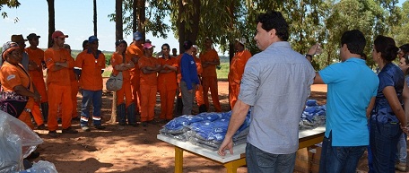 Entrega de uniformes e cestas a servidores do aterro sanitário 02A