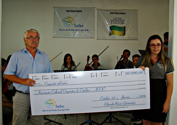 Diretor-presidente da Sefac Eduardo Bueno entrega cheque simbólico