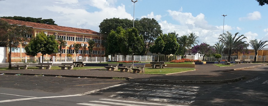 Praça do Estudante, em frente ao Colégio Estadual