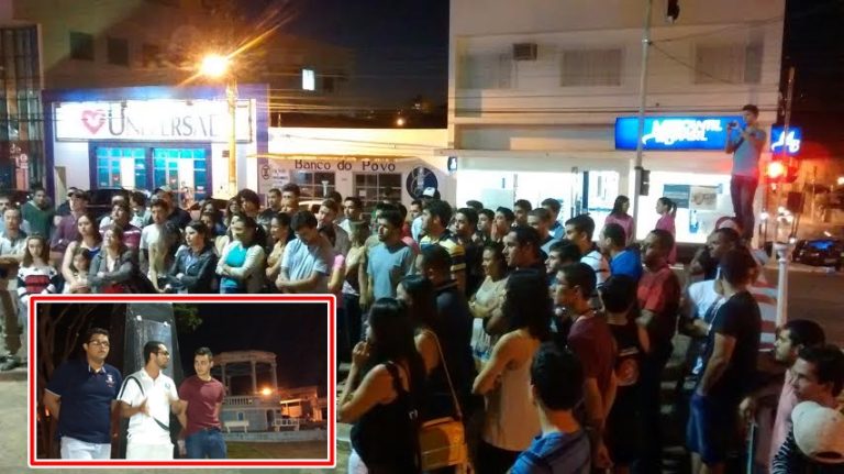 Universitários que estudam em Uberlândia-MG se reuniram após corte do transporte