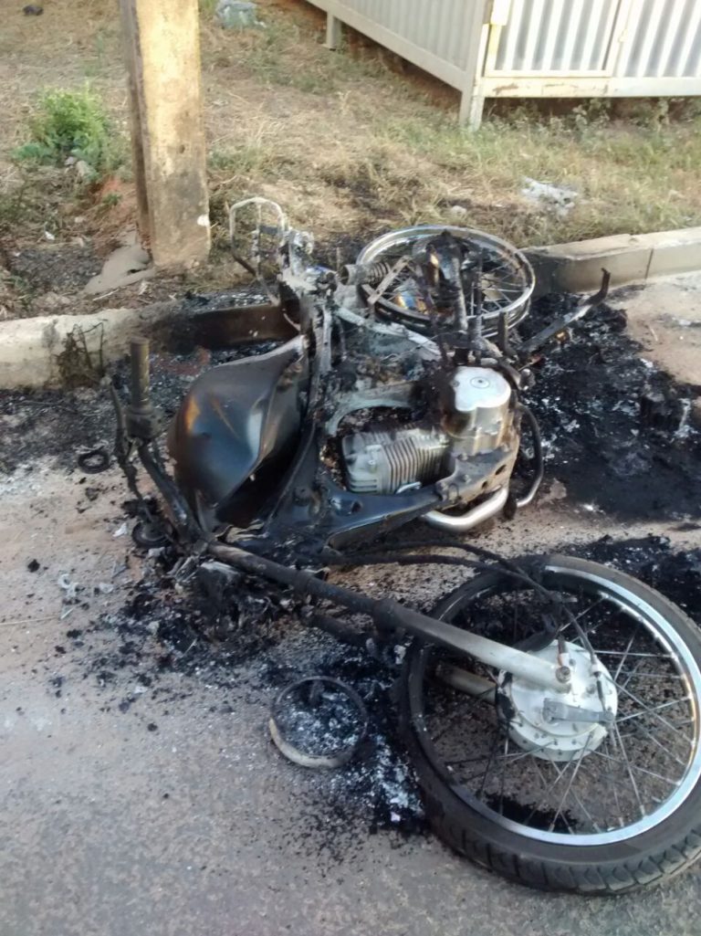 PM encontra moto furtada, mas completamente queimada
