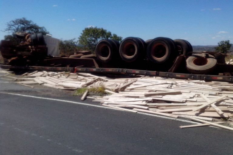 Carreta carregada de madeiras tomba na GO 330 entre Catalão/Ipameri