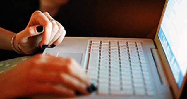 computador-mao-notebook