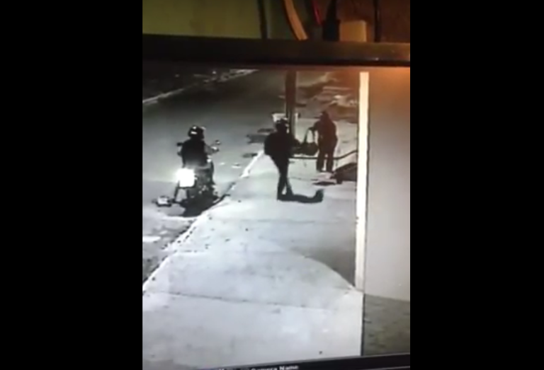 VIOLÊNCIA: vídeo mostra ação de assaltantes que roubaram bolsa de mulher no início da manhã