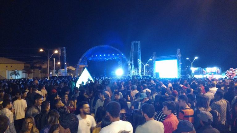 Mulher de 52 anos caiu do palco no show da dupla Israel e Rodolfo promovido pela Prefeitura de Catalão