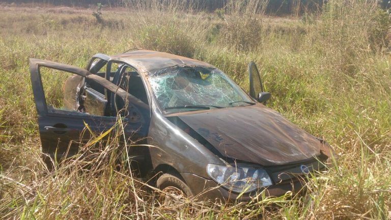 Carro capota na GO 330 entre Ouvidor e Catalão