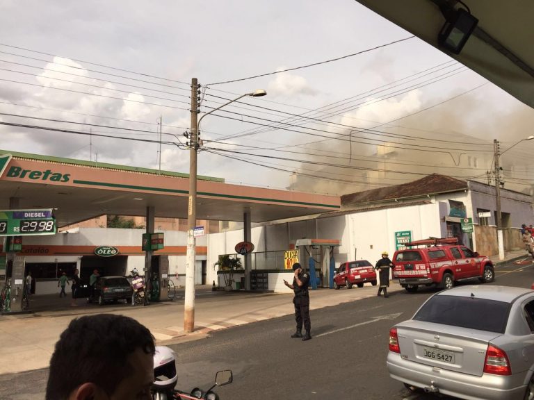 Residência pega fogo no centro de Catalão