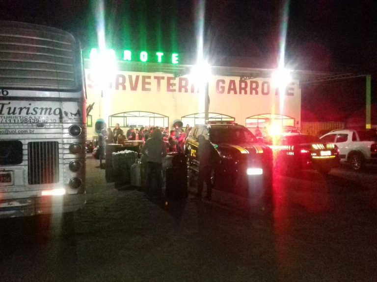 PRF e ANTT apreendem ônibus irregular na BR 050