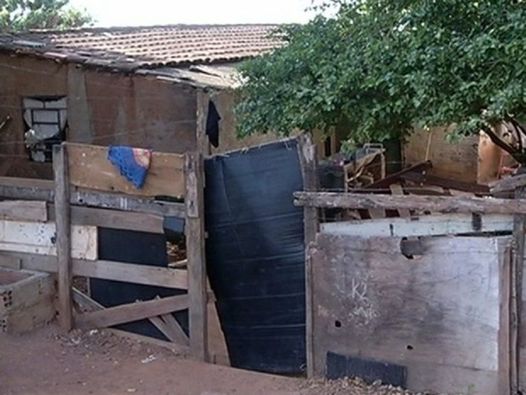 casa é invadida por grupo que mataram mãe, filho e colega a tiros, em Catalão