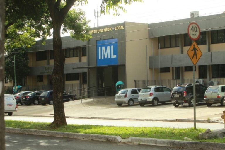 Corpo de mulher queimada com soda cáustica continua no IML de Goiânia à espera da família