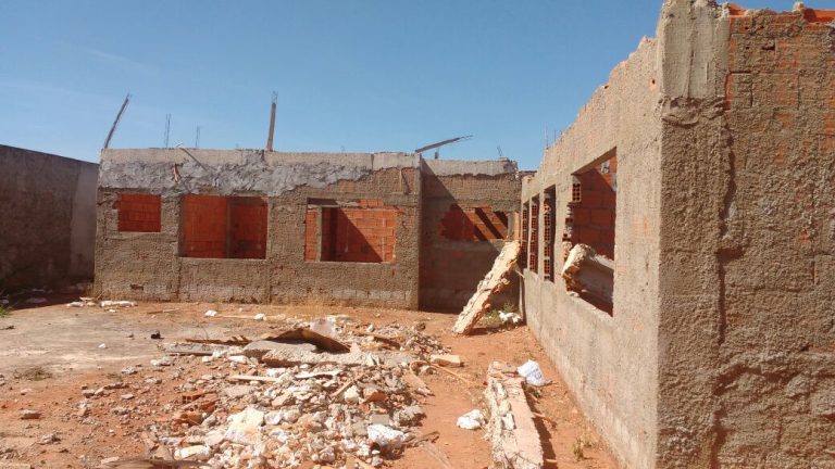 QUERO VER NO BLOG: construção de UBS paralisada no Bairro das Américas mostra desrespeito com o dinheiro público