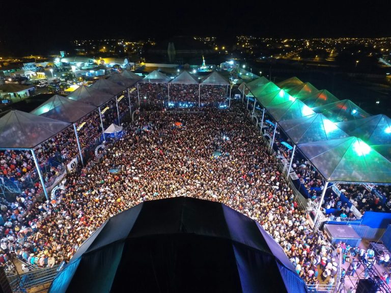 Show de Gusttavo Lima leva multidão para a Expo Catalão