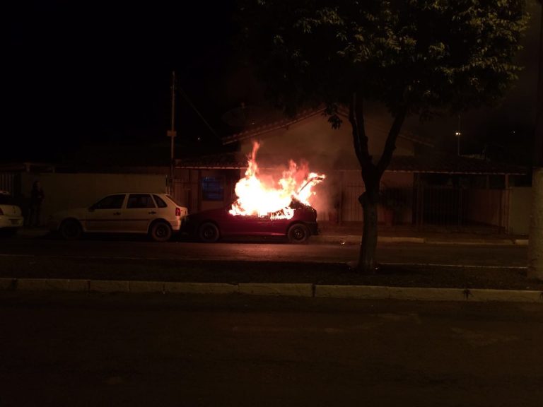 Carro pega fogo em Ouvidor