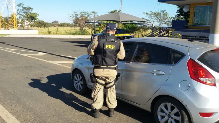 PRF de Catalão realiza comando educativo sobre o uso do farol baixo nas rodovias