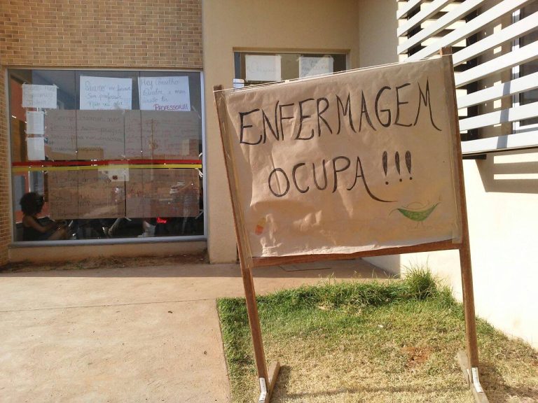 Estudantes de Enfermagem ocupam o prédio da Direção da UFG Catalão em protesto por melhores condições de funcionamento do curso e mais professores efetivos