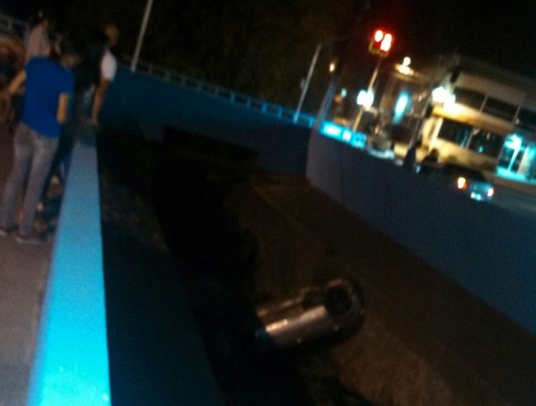 Motorista perde o controle do carro e caí dentro do Córrego Pirapitinga