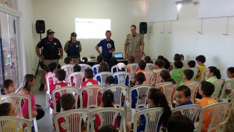 PRF realiza ação de educação no trânsito pra crianças