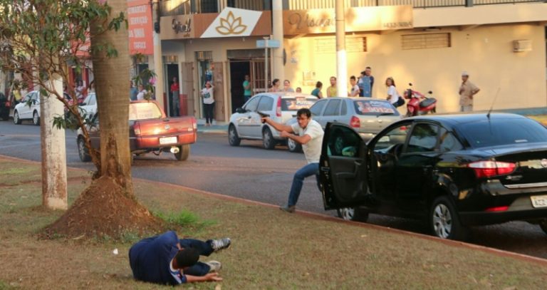 Candidato a prefeitura de Itumbiara morre em atentado durante carreata e vice-governador José Eliton é baleado