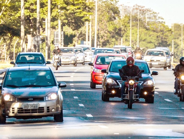 Justiça libera multa a quem dirigir com farol desligado de dia em rodovias
