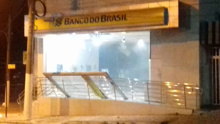 Bandidos explodem agência do Banco do Brasil de Ipameri