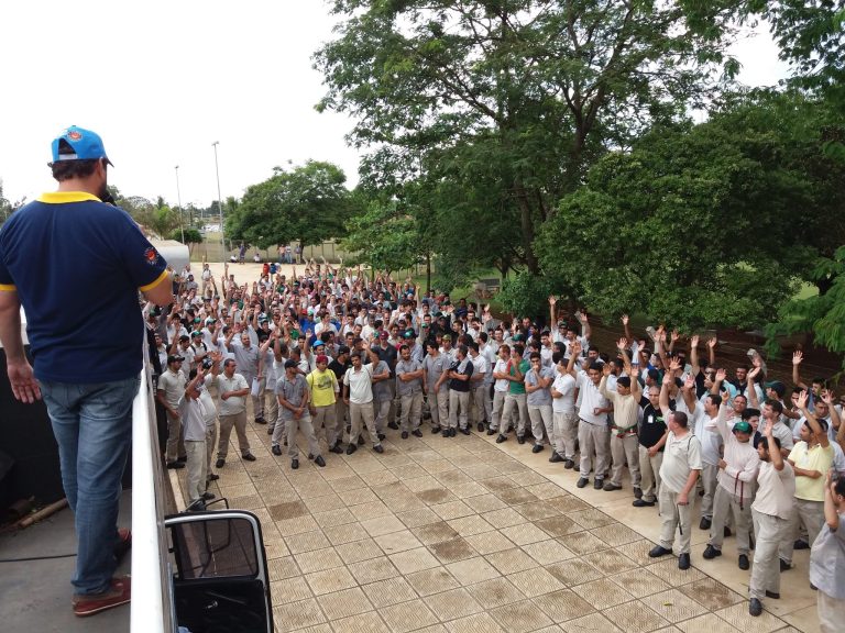 Acordo firmado pelo SIMECAT garante aumento de salário para trabalhadores da John Deere