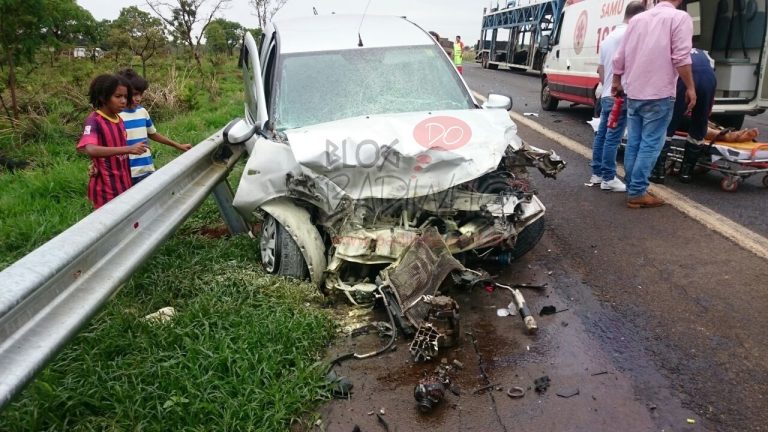 FINAL DE SEMANA COM ACIDENTES: jovem arranca poste com caminhonete, idosas ficam feridas em acidente na BR 050 e homem bate em guadrail e foge do local