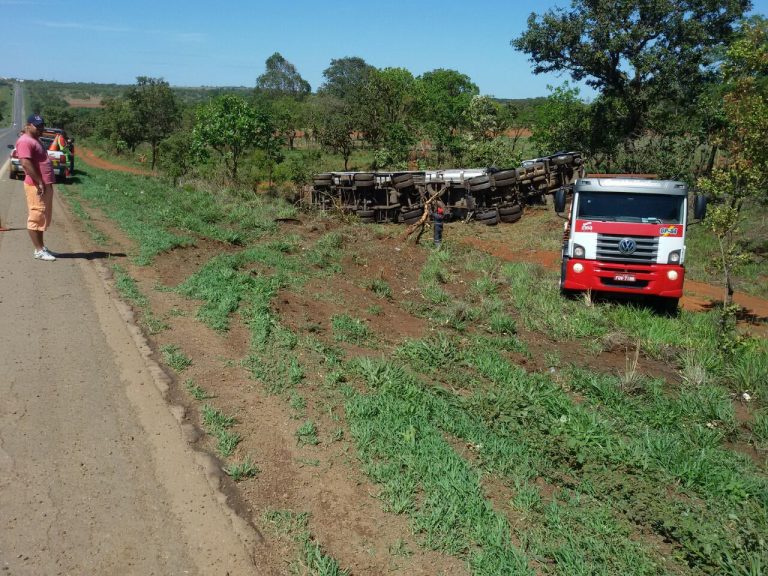Carreta tomba na BR 050 em Catalão