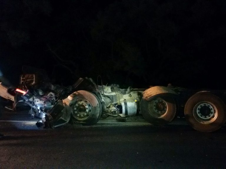 Colisão frontal entre carreta e caminhão na BR 050 próximo a Campo Alegre mata duas pessoas