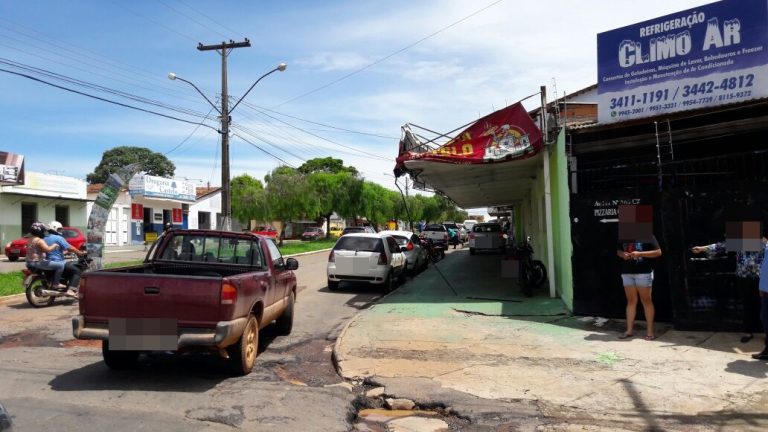 QUERO VER NO BLOG: faixada de comerciante é destruída por veículos que foram desviar de buraco