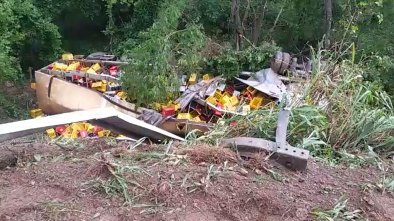 Carreta cai em ribanceira e condutor fica preso nas ferragens por mais de seis horas