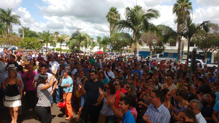 Prefeito Adib reúne funcionários efetivos para anunciar pagamento do restante da folha de dezembro