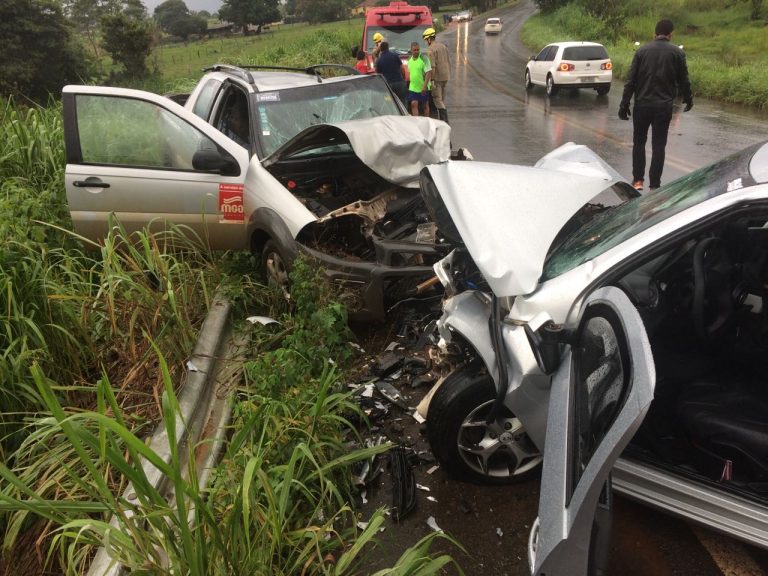 Colisão frontal entre dois veículos na GO 330 em Ipameri mata idoso de 60 anos e deixa outras sete pessoas feridas