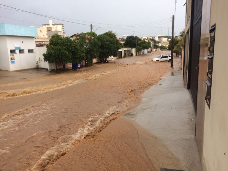 Chuva forte provoca alagamentos em vários pontos da cidade
