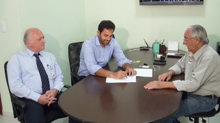 Hospital Nasr Faiad e Assapec assinam convênio que concede descontos aos aposentados