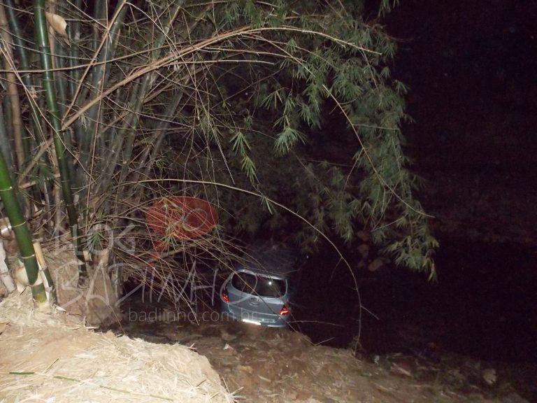 Carro cai dentro do Córrego Pirapitinga após proprietária esquecê-lo no ponto neutro