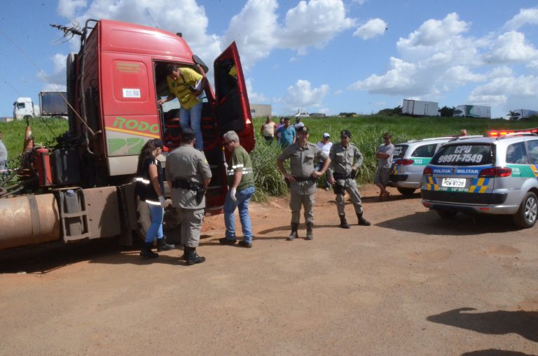 VIOLÊNCIA: caminhoneiro de 31 anos de idade é encontrado morto dentro de caminhão com corte na cabeça e indícios são de assassinato