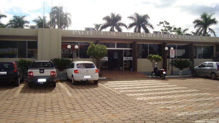 Prefeito de Ouvidor é acionado por gastos exorbitantes com programas sociais em período eleitoral