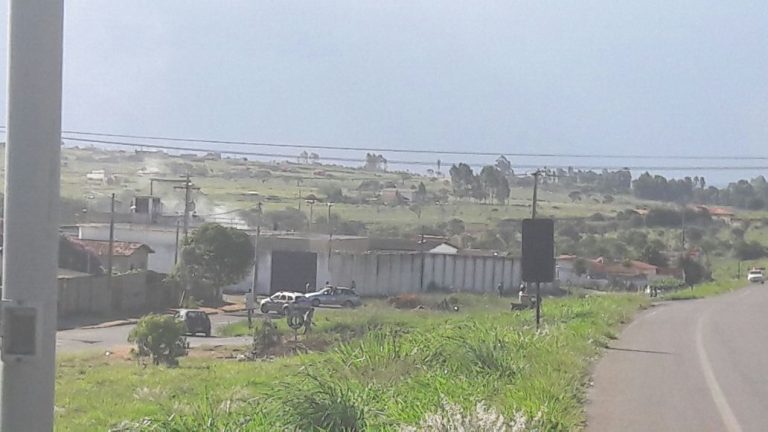 RÁPIDAS: motim no presídio de Catalão é relatado por moradores das proximidades, policias militares reforçam policiamento na parte externa