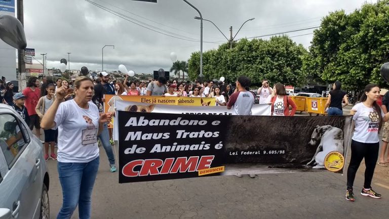 Em protesto contra a matança dos cerca de 40 cachorros de rua, caminhada em defesa dos animais é realizada em Catalão na manhã deste sábado