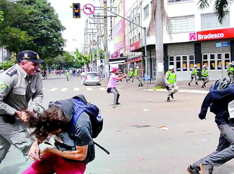 Estudante de Políticas Públicas da UFG de Goiânia é agredido por PM em manifestação contra a reforma da previdência