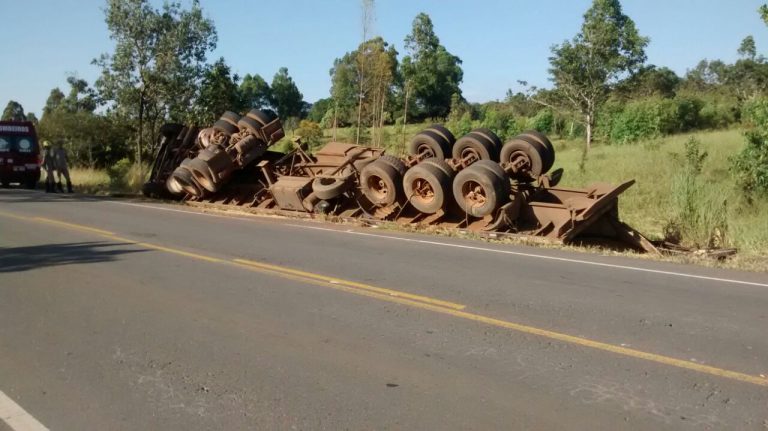 Carreta carregada com soja tomba na GO 330 e motorista estava sob o efeito de álcool