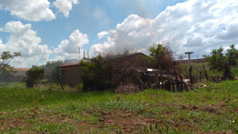 Casa abandonada é incendiada no Bairro Bela Vista