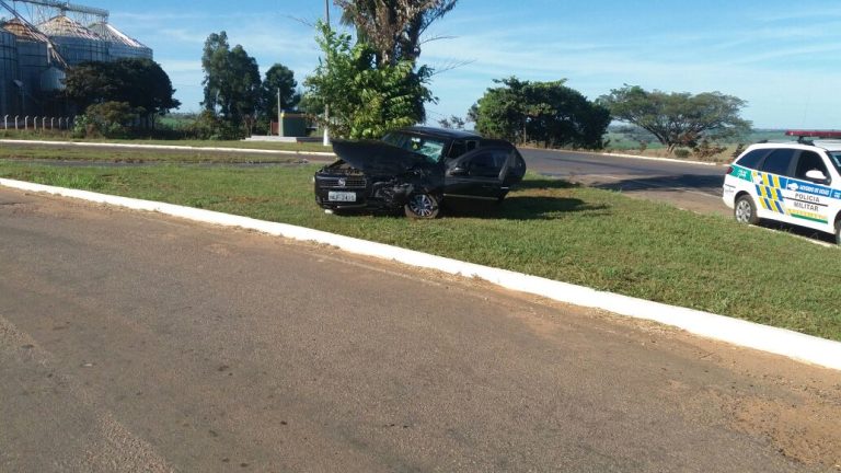 Em Ipameri, colisão entre carro de passeio e carreta deixa homem de 57 anos de idade ferido