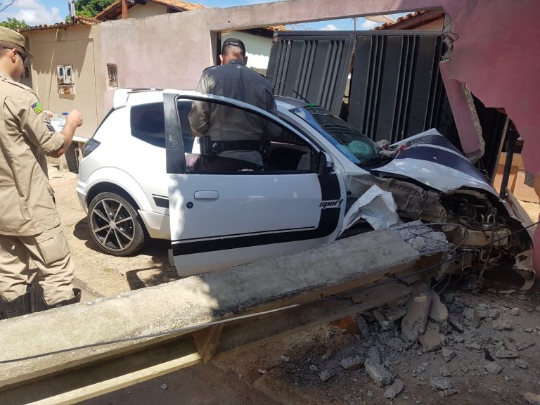 Motorista perde o controle do veículo e bate em poste de iluminação pública em Catalão