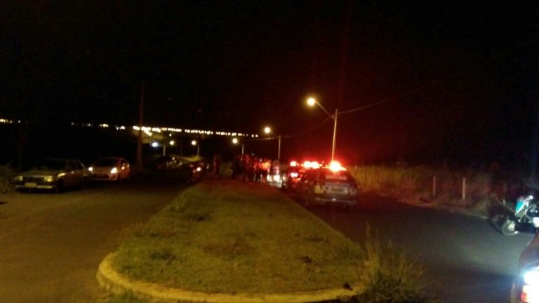 Motociclista fica ferido após chocar-se com cavalo que estava solto em avenida de Catalão