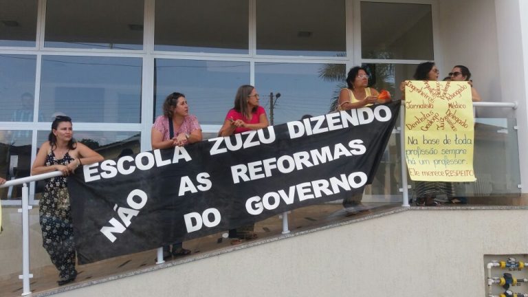 Professores da rede estadual de Catalão vão a escritório político de deputado para protestarem contra PEC do Teto